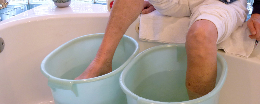 Hot-and-cold-water-therapy-to-get-relief-from-foot-pain