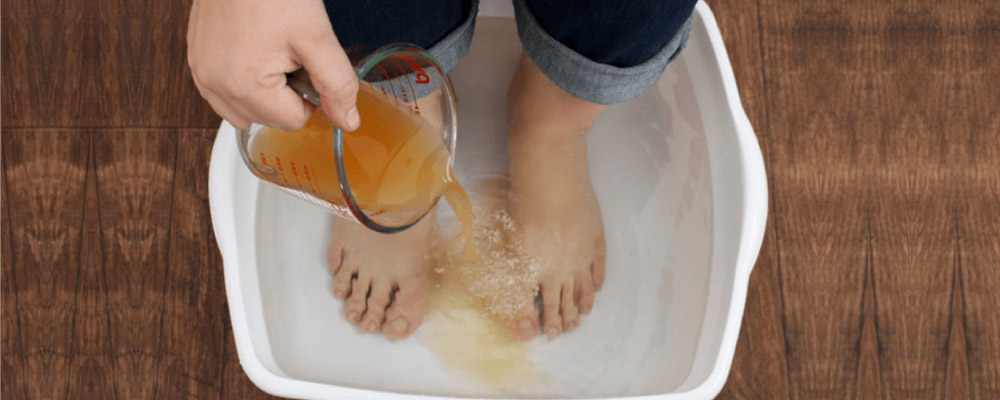 Vinegar-is-needed-to-relief-foot-pain