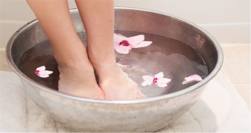 Hot-Water-Soak-to-Get-Rid-of-Warts